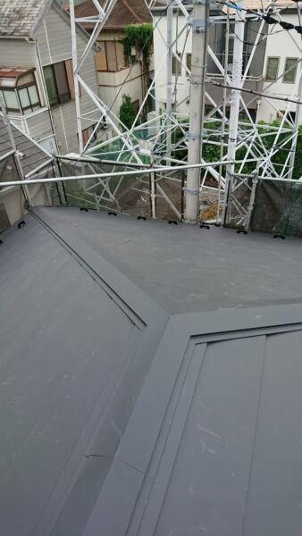 川越市にて屋根修理〈スレートから横暖ルーフへのカバー工法〉の施工後写真